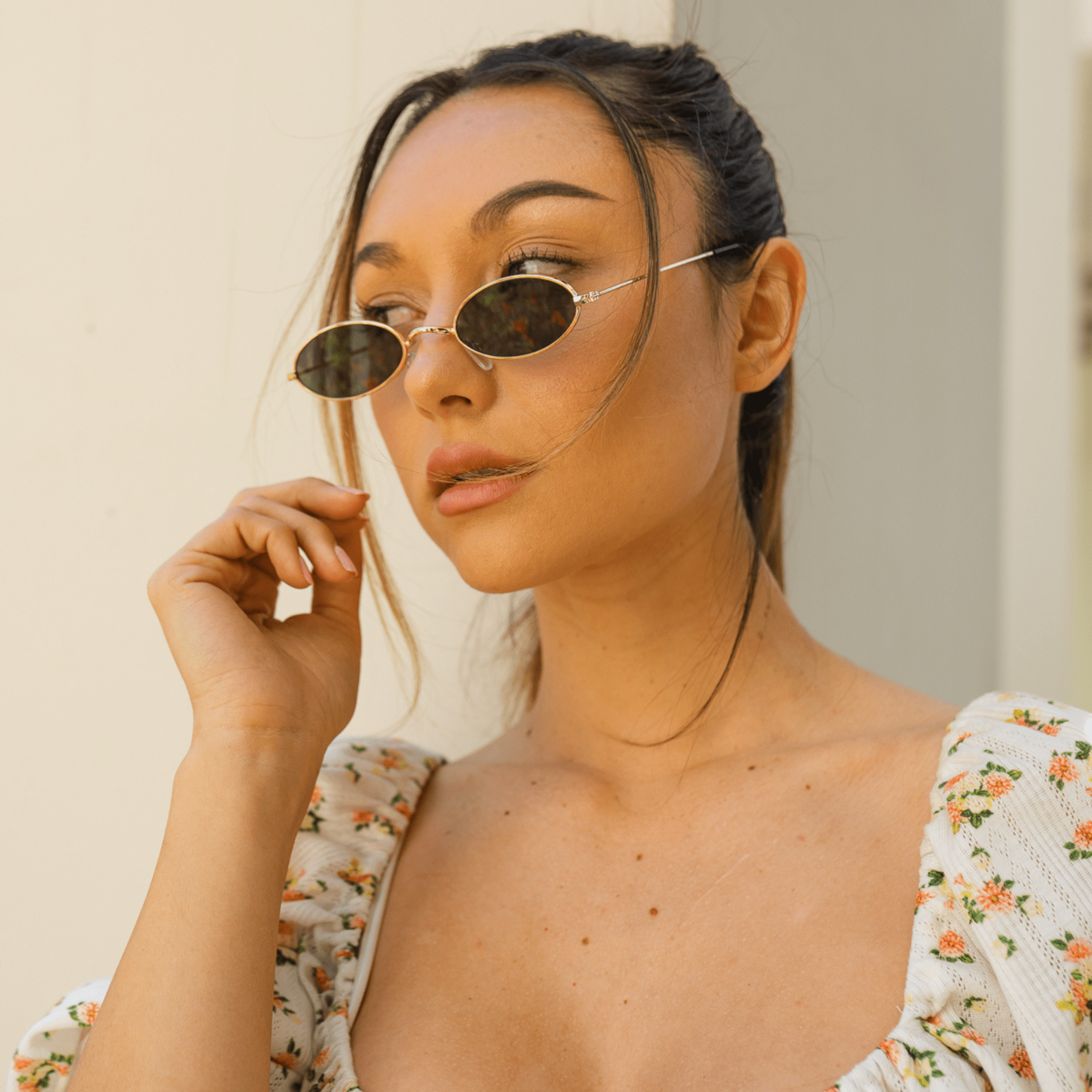 BECK - Retro Modern Small Metal Round Oval 90s Gold Sunglasses Smoke Lens